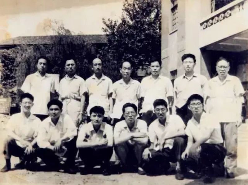 1969年上海印刷技术研究所字体设计室合影。前排左起:瞿宗玉、施渭峰、许柏康、顾震寰、陈初伏、陈永海。后排左起:陈其瑞、徐学成、钱震之、邵广凡、周今才、谢培元、华宗慈