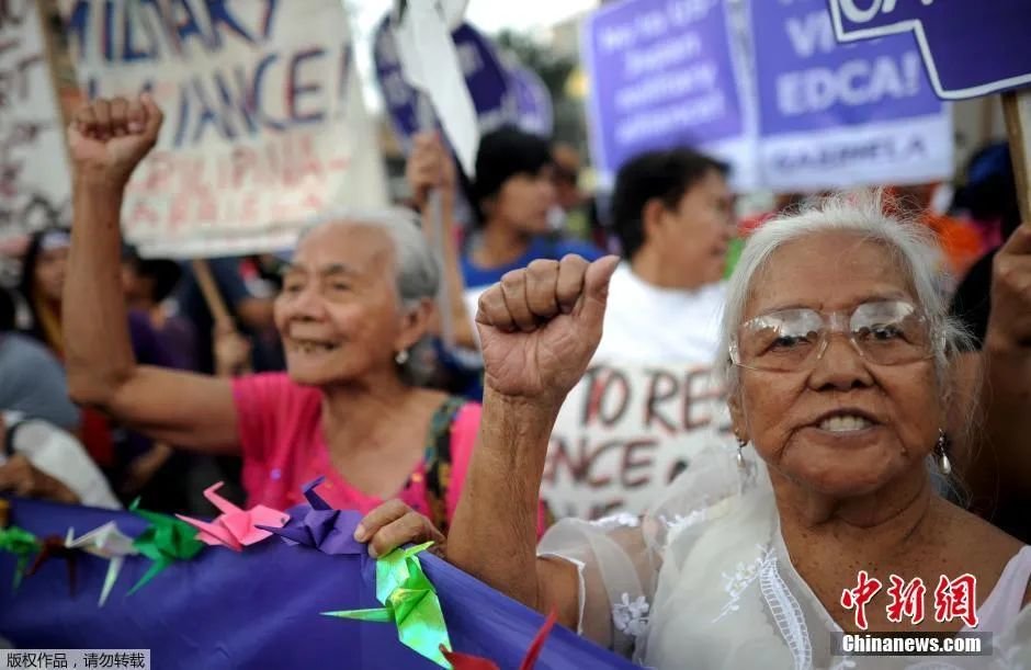 资料图：菲律宾马尼拉，二战“慰安妇”受害者及民众示威抗议，要求日本政府道歉赔偿。