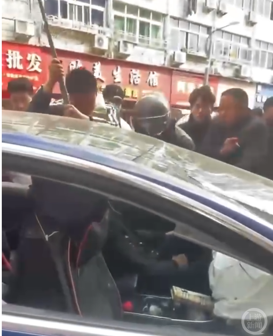 ▲有市民用疑似撬棍的工具参与施救。图片来源/视频截图