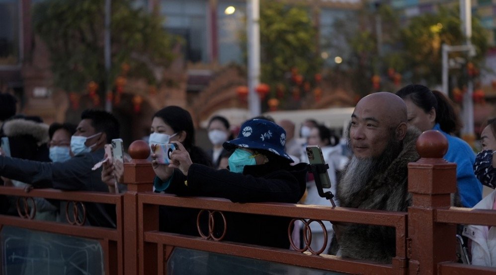 1月8日,许多主播聚集在瑞丽姐告口岸一旁的广场上进行直播。