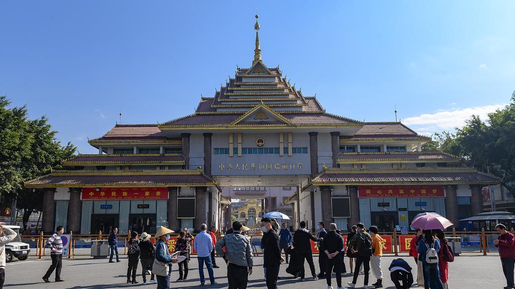 瑞丽口岸:明起持中缅边民证的中国籍人员可经快捷通道出入境_凤凰网