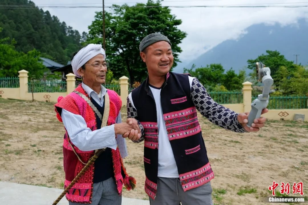 西藏林芝察隅县沙琼村，村民迪龙在短视频社交平台上共拥有200余万粉丝，是一名“网红”。图为迪龙在用手机录制短视频，积累推广素材。江飞波 摄