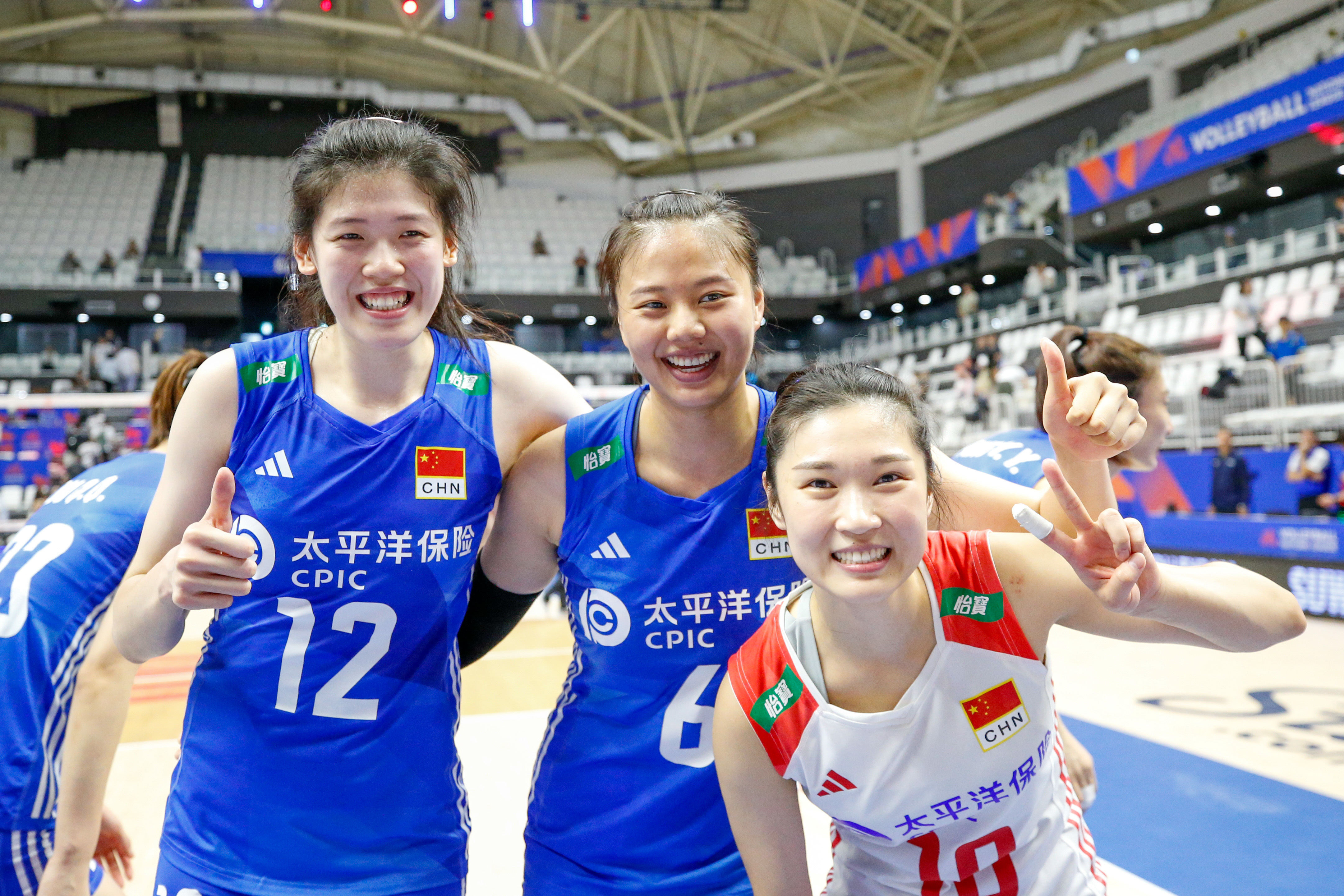7月2日，中国队球员李盈莹、龚翔宇与王梦洁（从左至右）在赛后合影。新华社记者 王益亮 摄