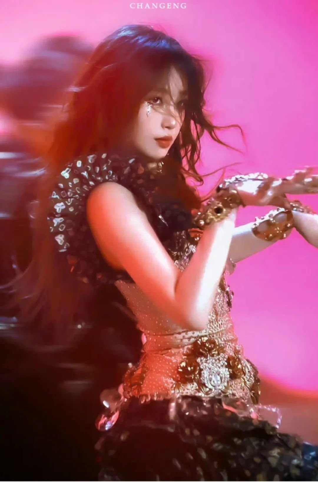 眼突计怎么用美人计｜碎钻不值钱，放眼睛上正合适_https://www.jmylbn.com_新闻资讯_第16张