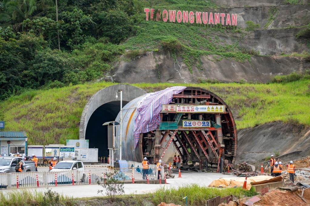 这是3月6日在马来西亚彭亨州拍摄的马来西亚东海岸铁路（马东铁）关丹隧道施工现场。新华社发（张纹综摄）