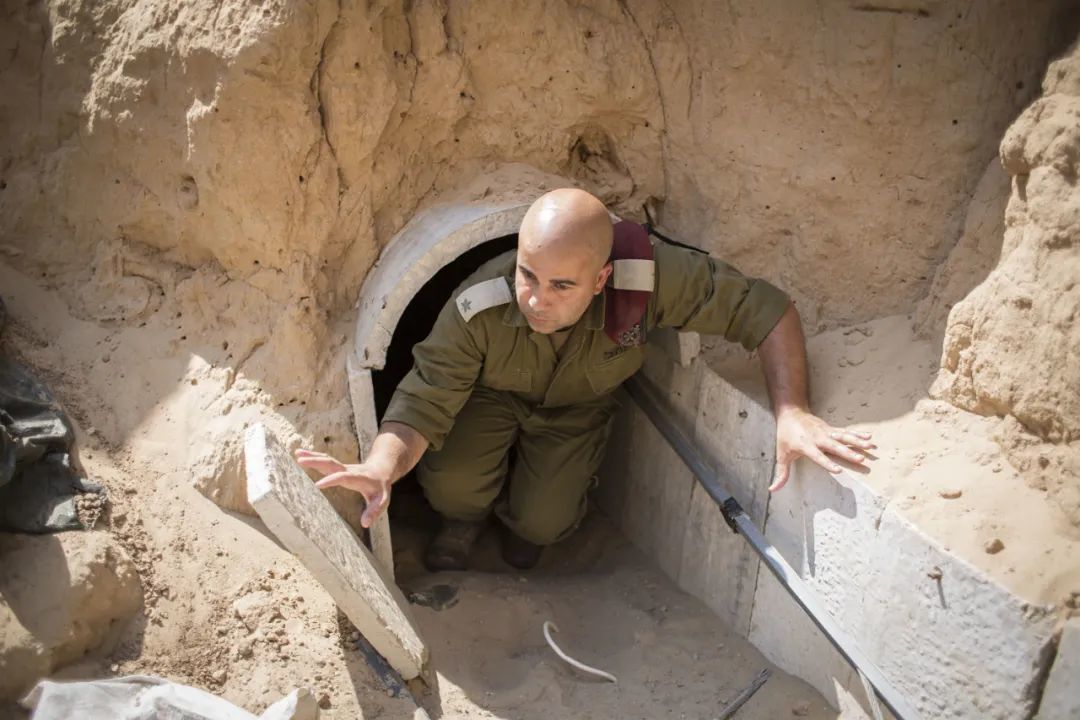 ◆2014年8月，一名以色列士兵从哈马斯的一处隧道出来。