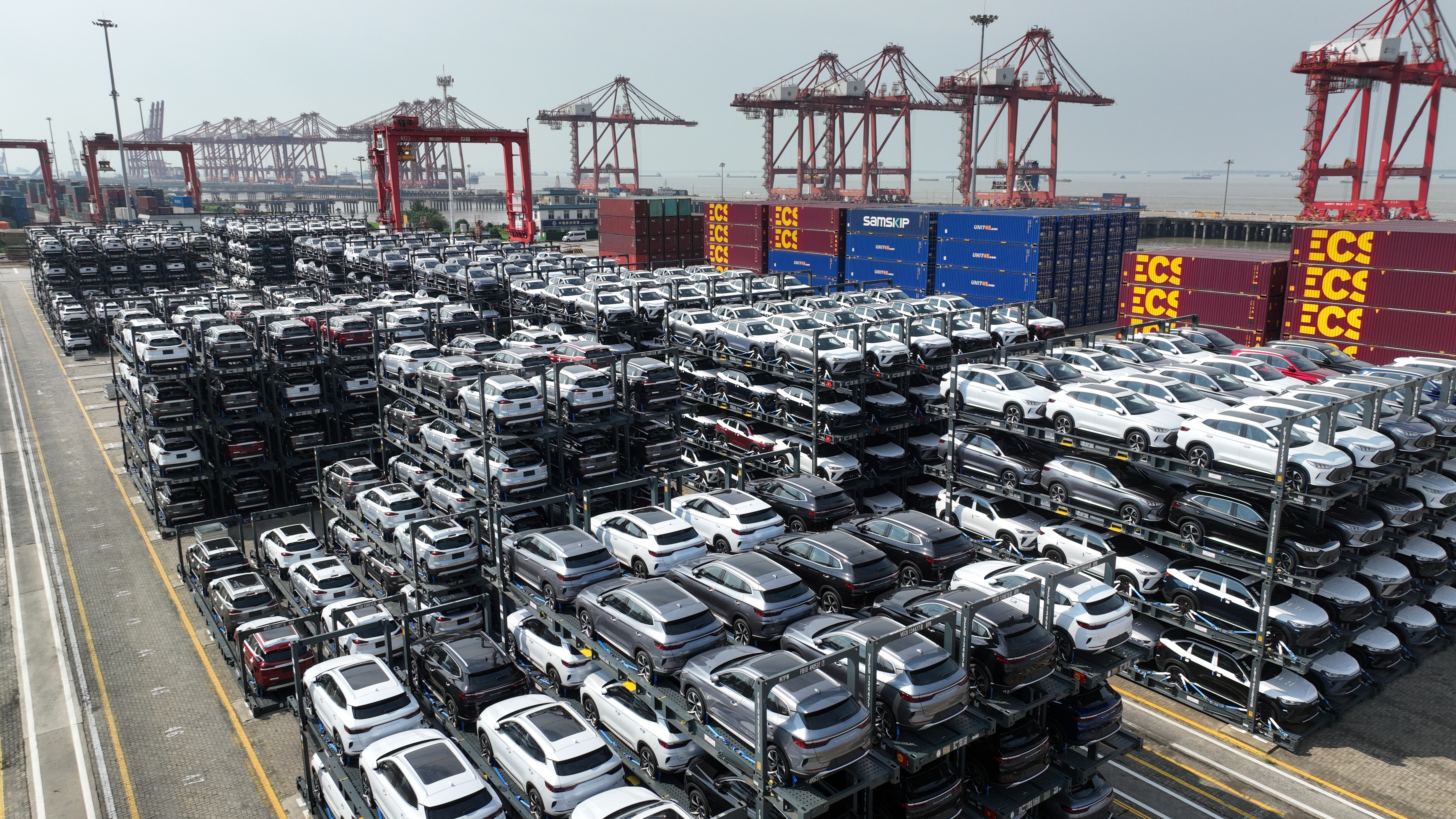 在江苏省太仓港国际集装箱码头，一批新能源汽车即将通过专用框架运输方式出口（无人机全景照片，2023年7月11日摄）。（新华社发）