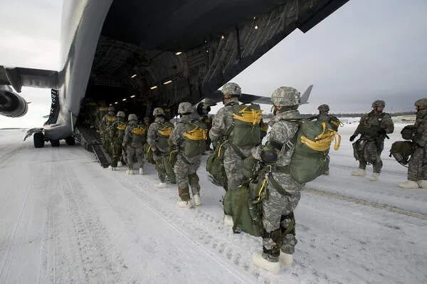 图：驻阿拉斯加的美国士兵登上飞机。（来源：美国阿拉斯加陆军）