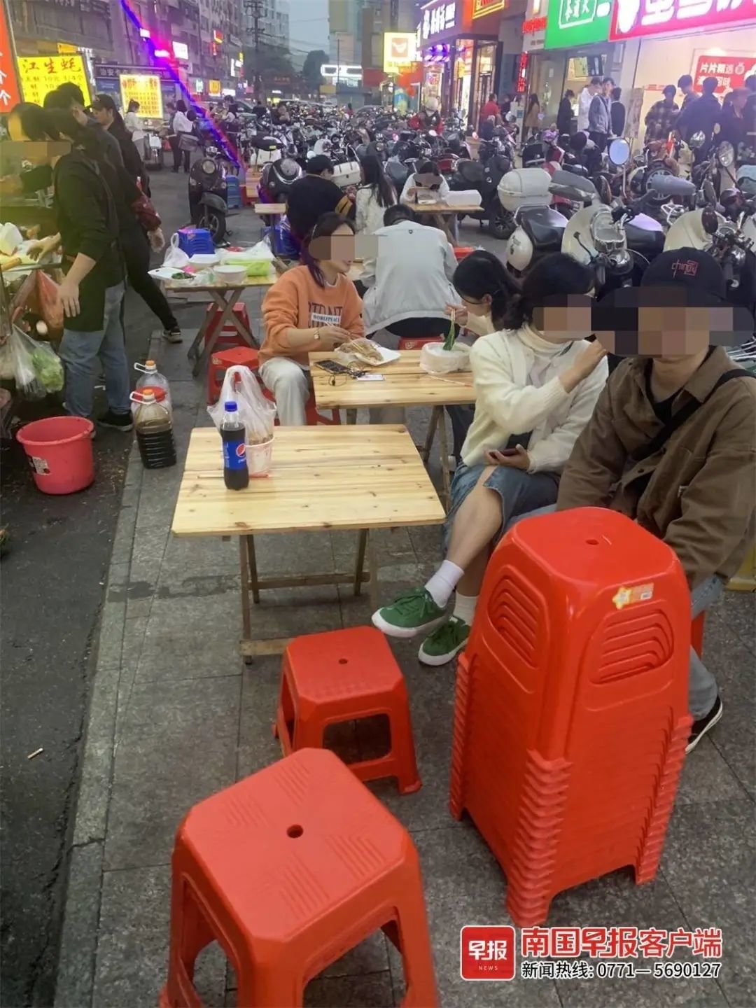 ▲超市工作人员称,超市门口长期被占道经营。受访者供图