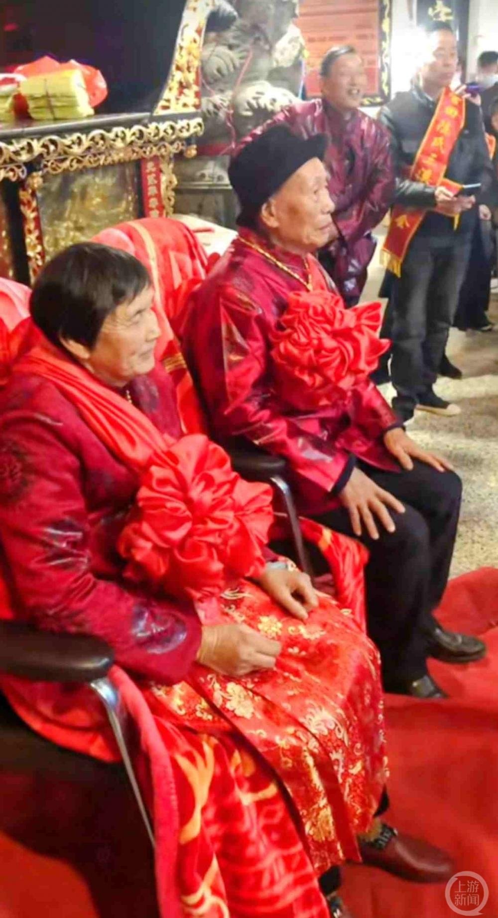 ▲新族长夫妻接受陈氏族人跪拜。