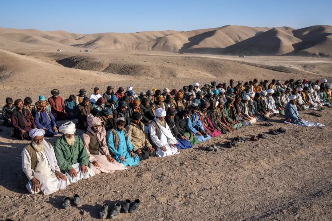10月8日，在阿富汗西部赫拉特省津达詹区，民众在葬礼上悼念地震遇难者。图/视觉中国