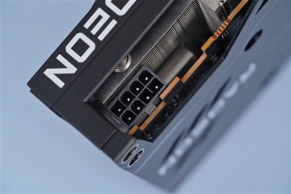 中国特供!蓝宝石AMD RX 6750 GRE 10GB白金版图赏