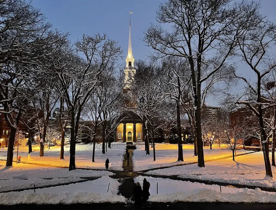 2022年初大雪后,王珂在哈佛大学怀德纳图书馆门前拍摄。受访者供图