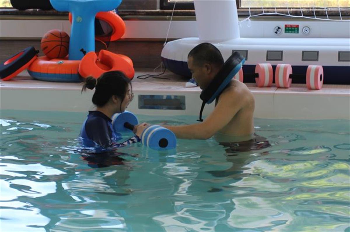 水疗康复怎么做的不吃药来“泡澡”，康复师为保患者安全每天坚持锻炼，探秘襄阳唯一一家医院水疗中心_https://www.jmylbn.com_新闻资讯_第5张