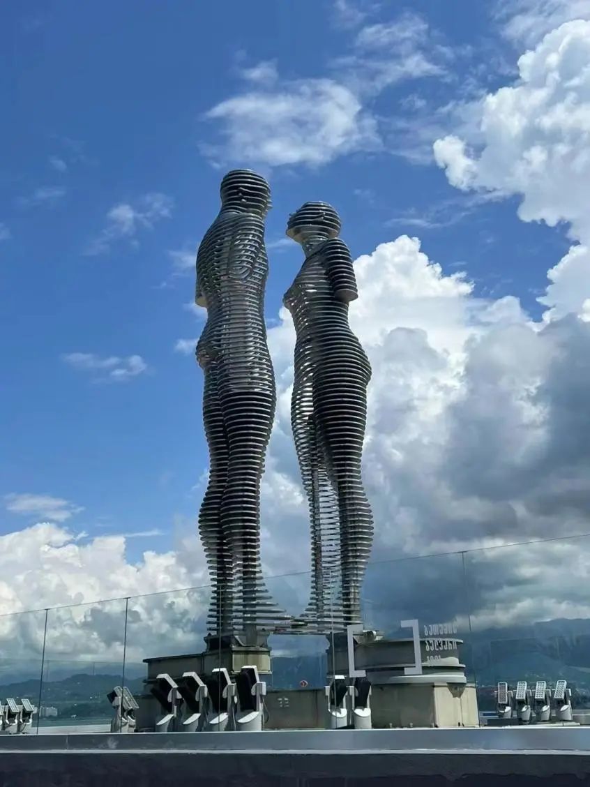 格鲁吉亚的著名雕塑《阿里和尼诺》。（图/原子）