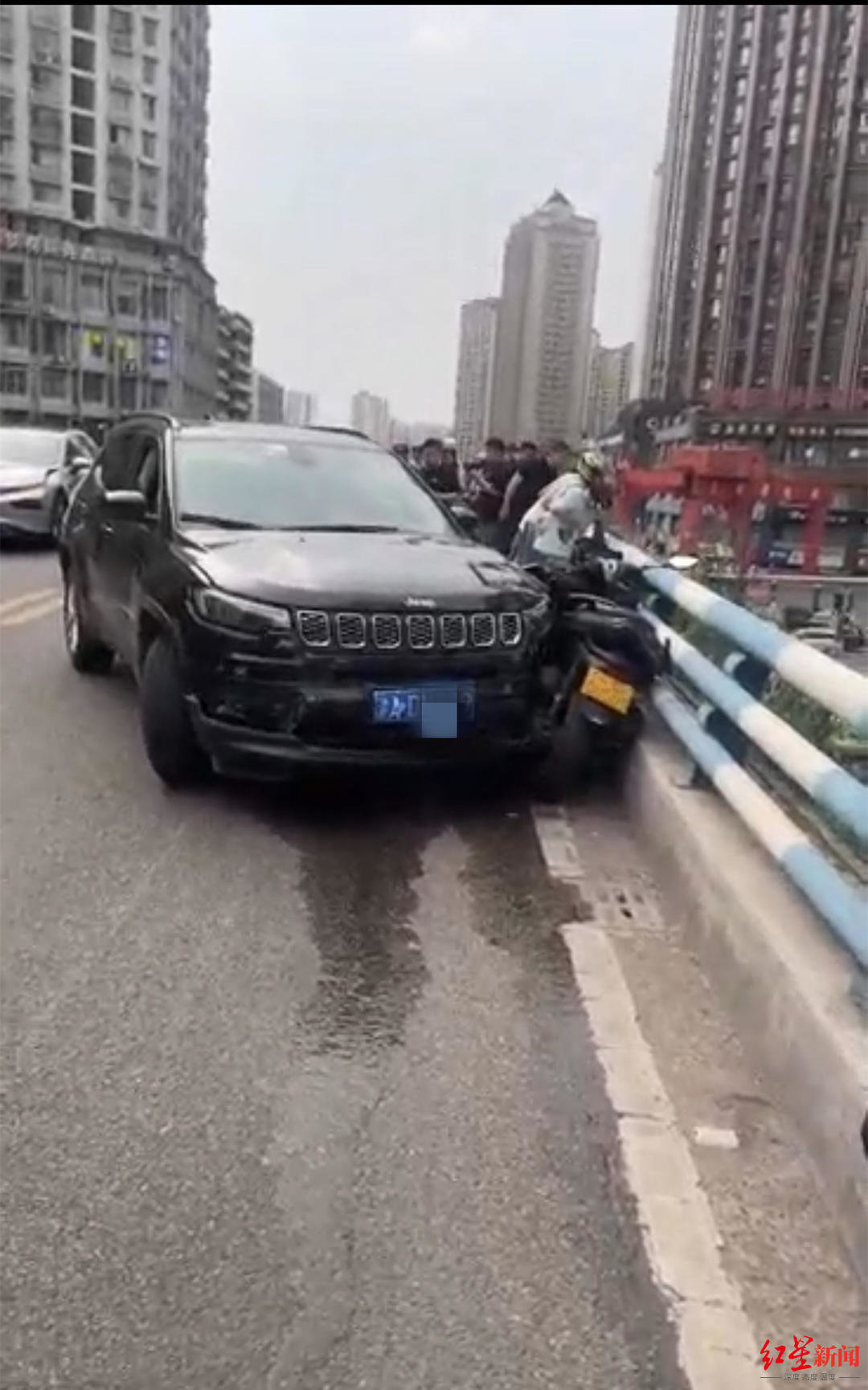 汽车突然变道将摩托车骑手撞下高架桥，警方通报