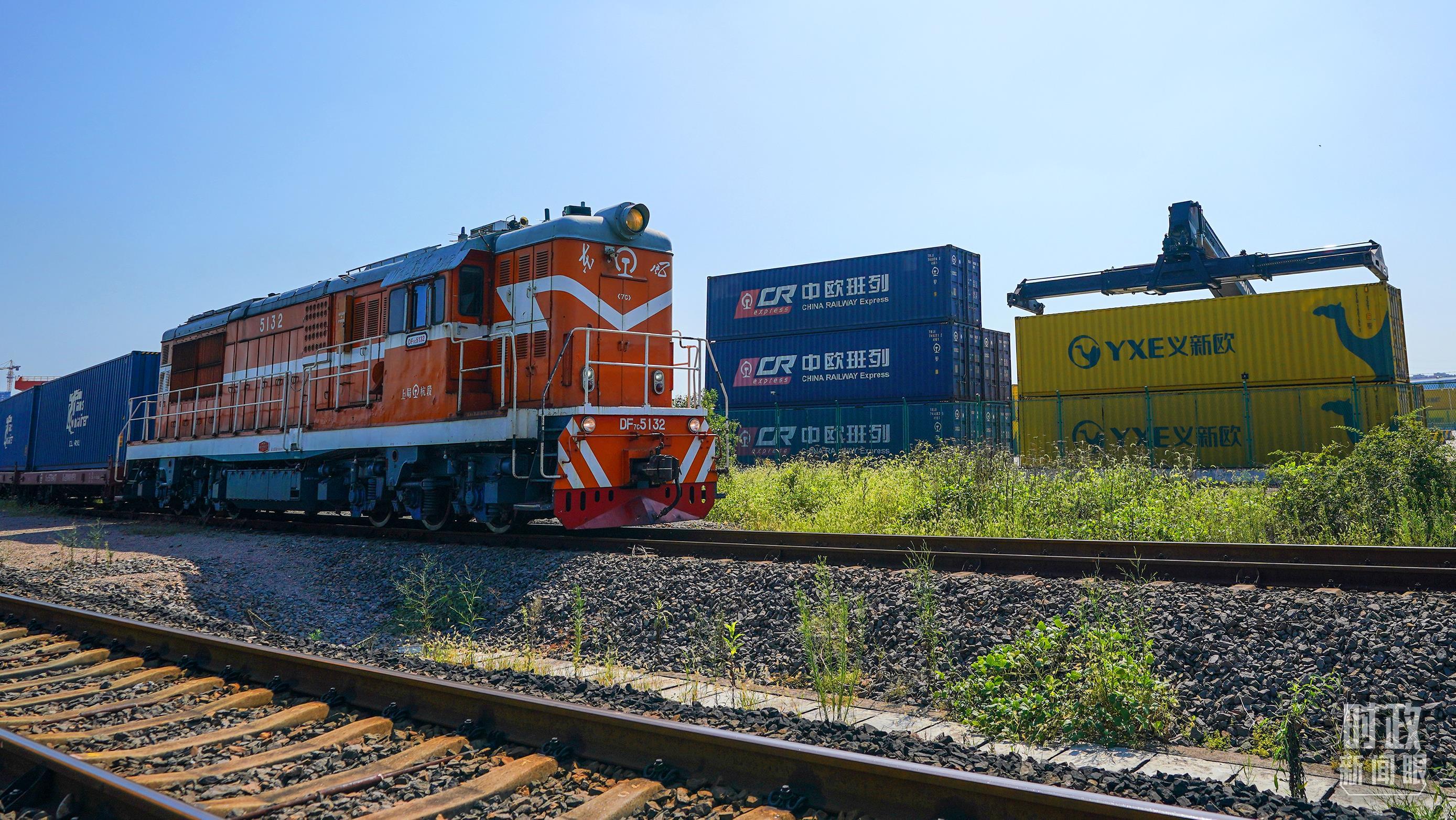 △“义新欧”先后开通了18条点对点的班列主线，业务范围辐射50多个国家和160多个城市。（总台国广记者李晋拍摄）