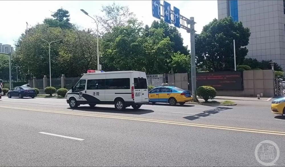 ▲5月30日,福建福州,羁押吴谢宇的法院车辆在二审宣判后驶出福州中院。图片来源/上游新闻记者 王凯