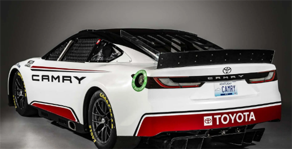 取消车门 换装5.9L V8发动机:史上最强丰田凯美瑞诞生!