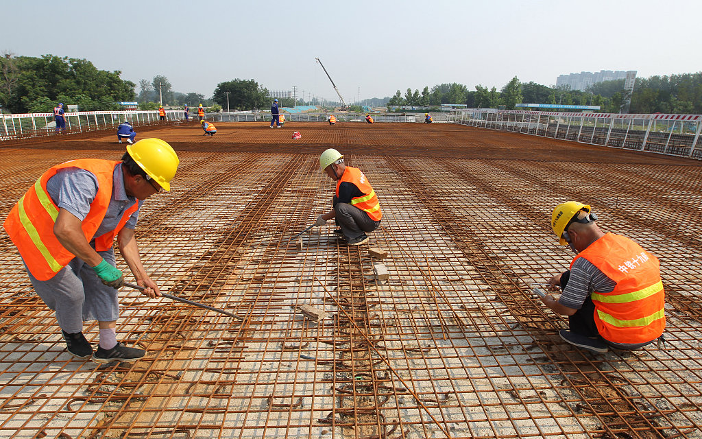 2023年6月13日，河南许昌持续高温天气，建筑工人烈日下工作。