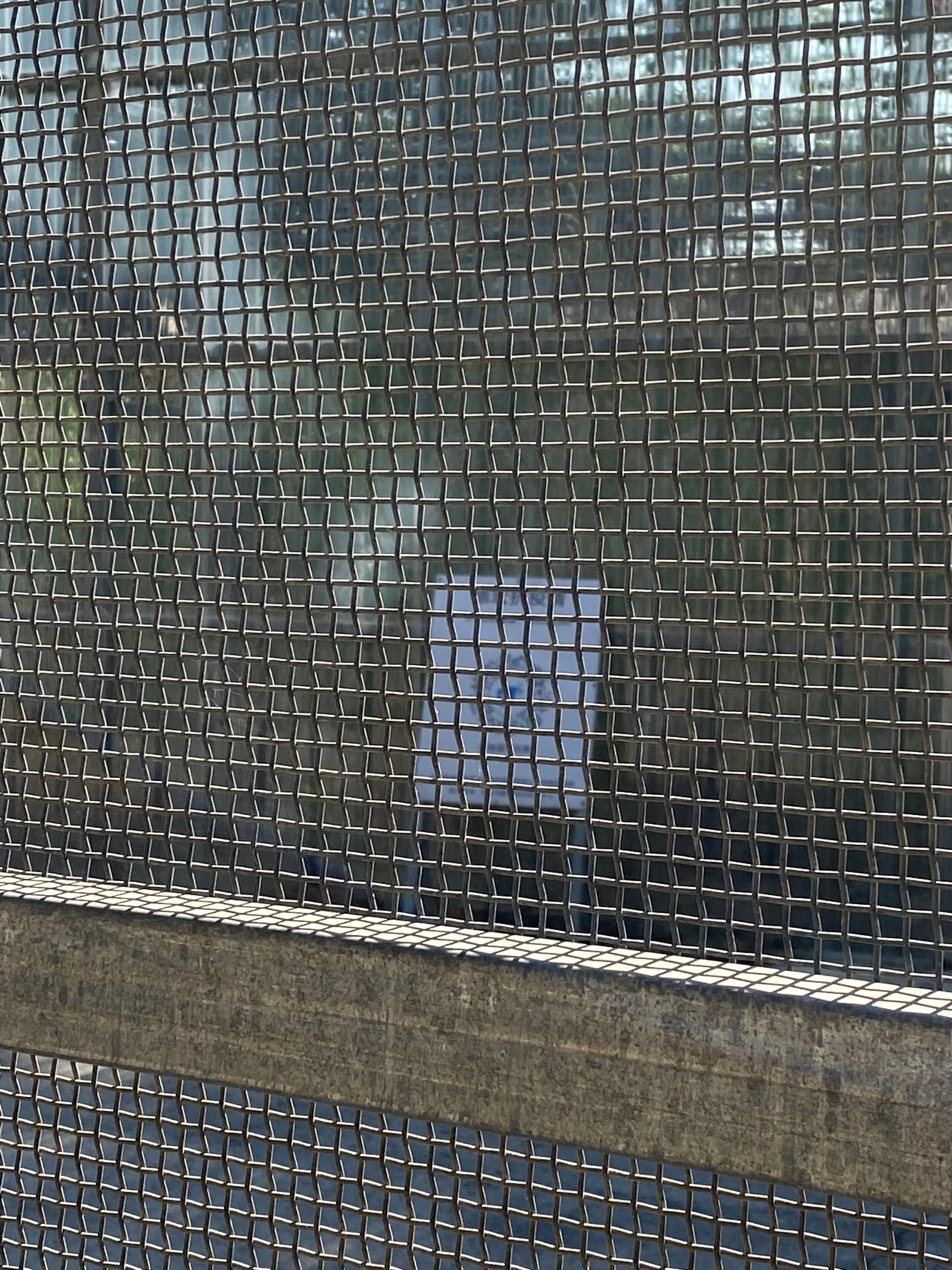 姐告国门附近立起的铁丝网后,还有一块场所码标识贴在第二道栅栏上,澎湃新闻记者 陈灿杰 图