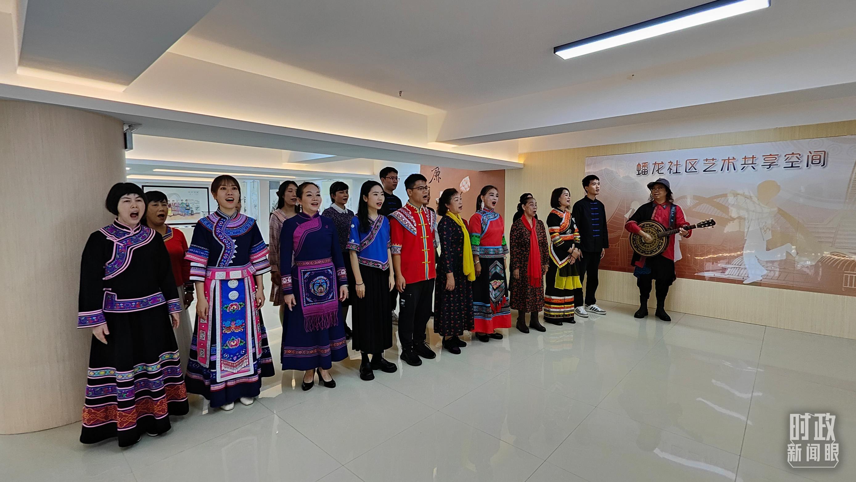 △蟠龙社区居民演唱民族歌曲《幸福嘹嘹啰》。（总台央视记者杨立峰拍摄）