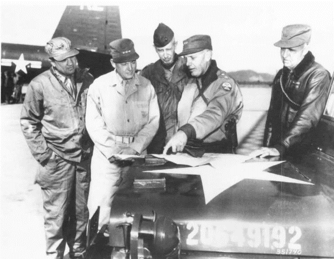从左至右：美国海军陆战队航空局长华莱士少将、太平洋舰队陆战队司令谢泼德中将、陆战1师师长史密斯少将、第10军军长阿尔蒙德少将、陆战第1航空联队司令哈里斯少将