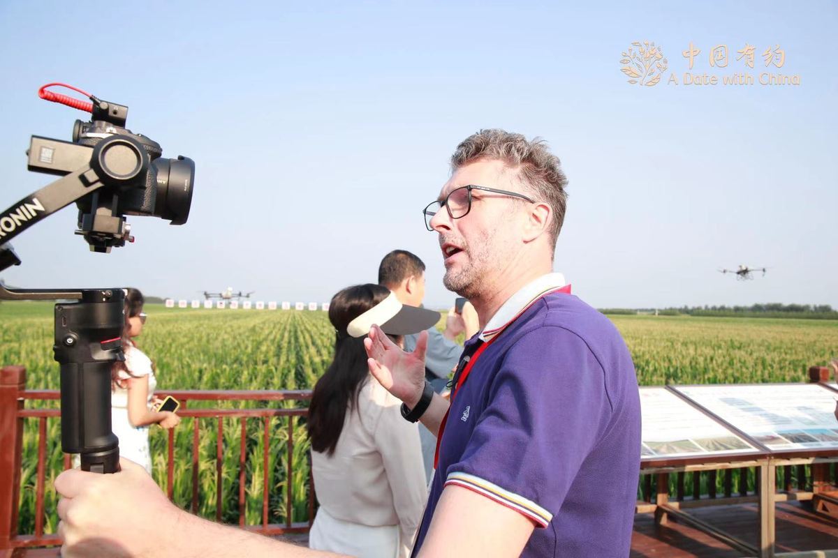 “2023中国有约国际媒体采访团”暨中国故事共创会外籍成员参访吉林省梨树县国家百万亩绿色食品原料(玉米)标准化生产基地。