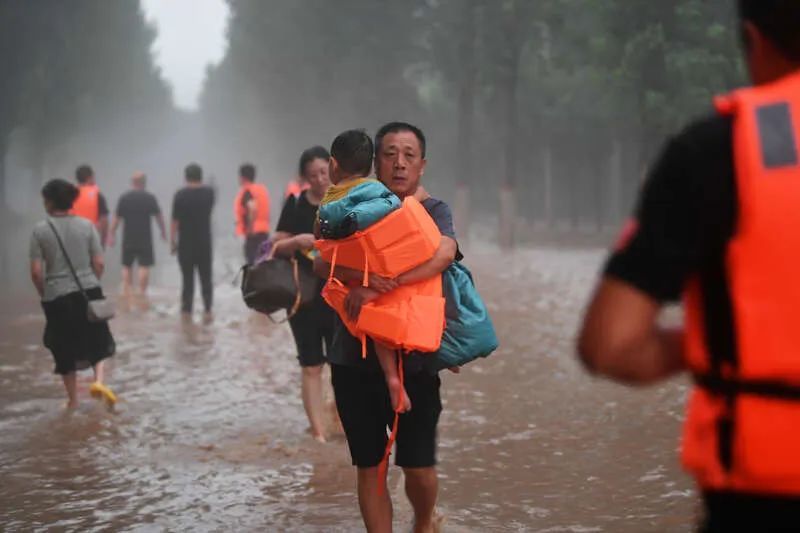 8月1日，河北涿州，刁窝镇塔照村附近被洪水淹没，救援队有序开展救援工作。视觉中国供图