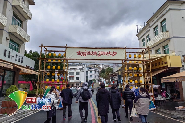 七夕风情一条街。王文坛 摄