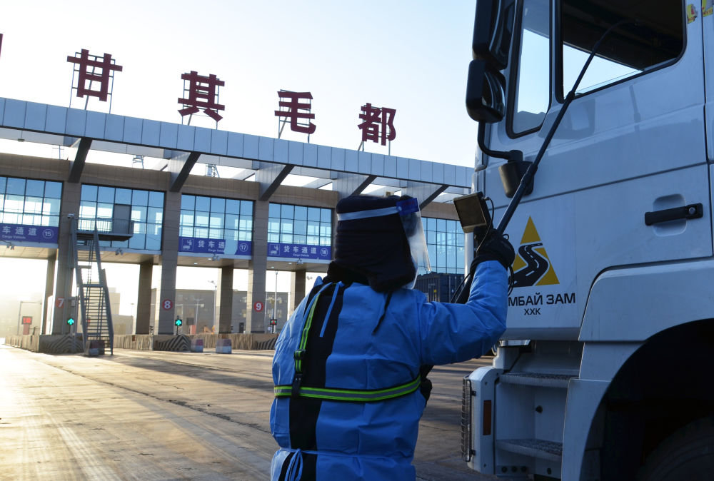 甘其毛都出入境边防检查站民警正在检查车辆。 新华社记者李云平 摄