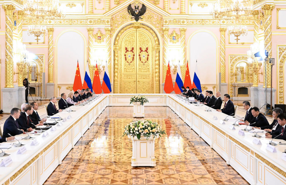 当地时间3月21日下午，国家主席习近平在莫斯科克里姆林宫同俄罗斯总统普京举行会谈。这是两国元首举行大范围会谈。新华社记者 申宏 摄