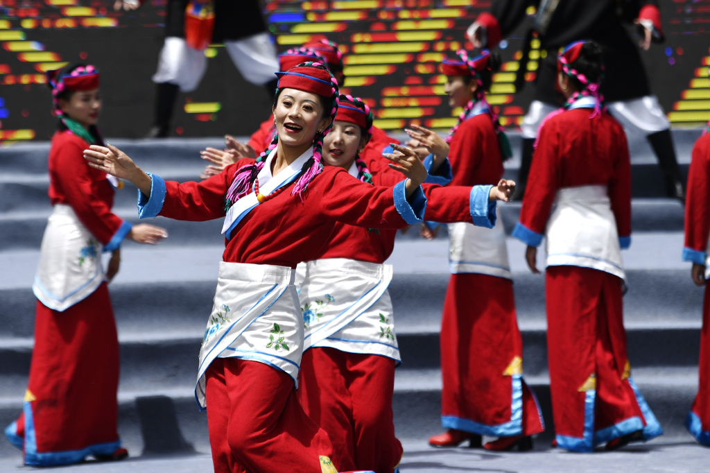 5月28日，演员在米林市第十五届黄牡丹藏医药文化旅游节开幕式上表演节目。新华社记者 张汝锋 摄