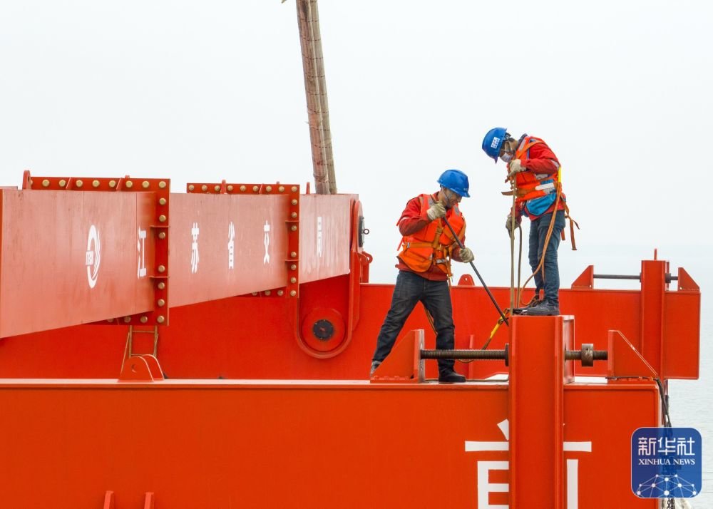 3月20日，中交二航局建设者在常泰长江大桥主航道桥泰州侧施工现场安装吊具（无人机照片）。新华社发（汤德宏 摄）