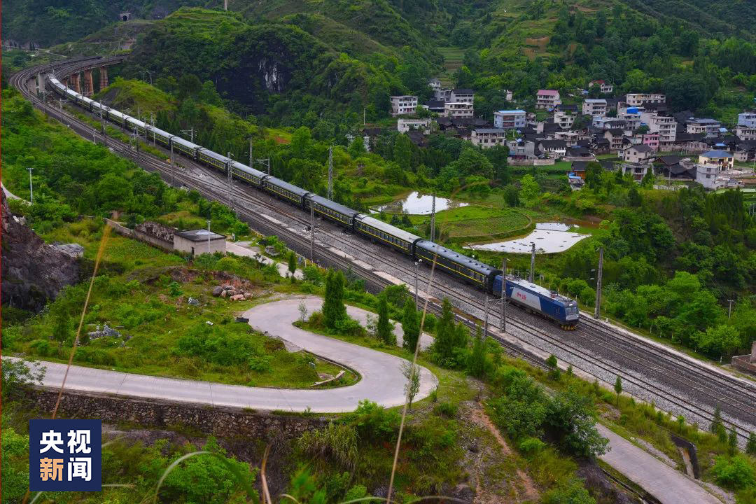 “火車超市”上新了！看“帶貨車長”如何幫鄉(xiāng)親們開拓銷路