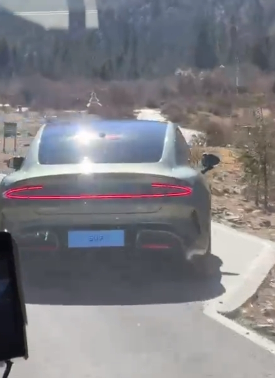 比图片中更帅!小米汽车SU7实车曝光:宽体贯穿尾灯仿若保时捷