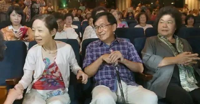 赵天麟（左）2018年与太太丁雅婷秀恩爱 图源：台媒