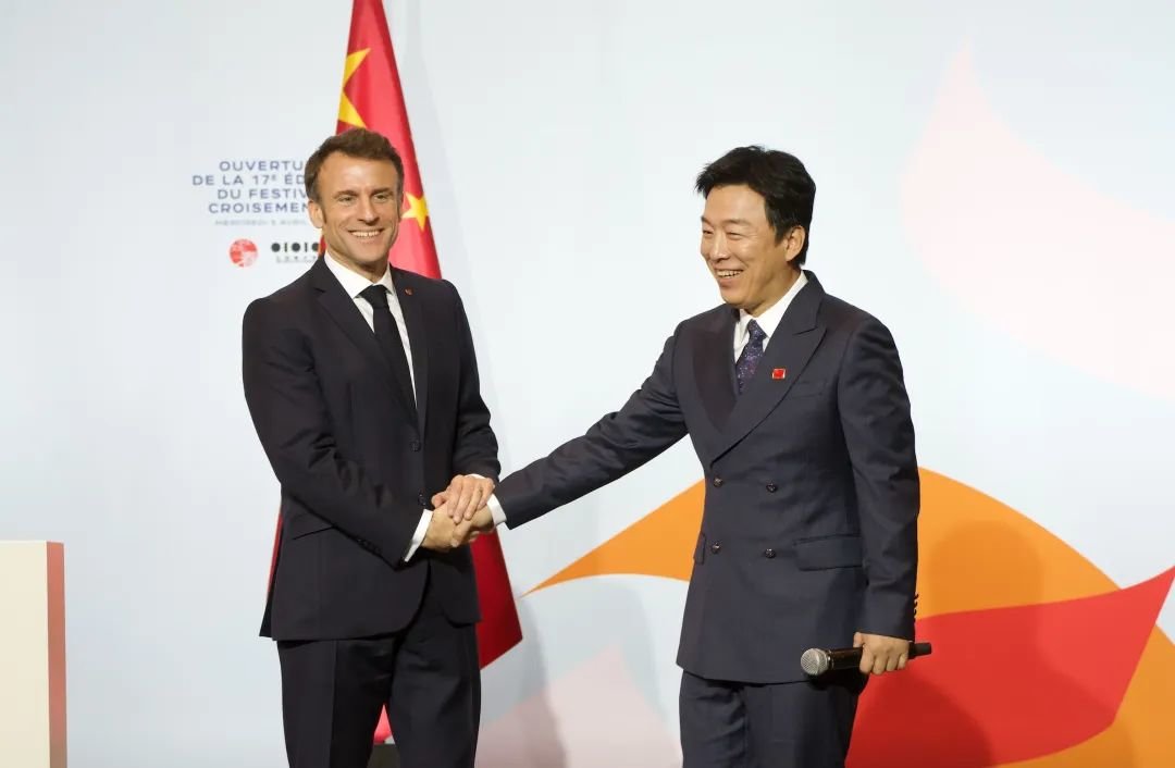 ▲ 法兰西共和国埃马纽埃尔·马克龙在第17届“中法文化之春”艺术节开幕式上与本届宣传大使、演员、导演、中国电影家协会副主席黄渤一起宣布“中法文化之春“正式启动,图源:红砖美术馆