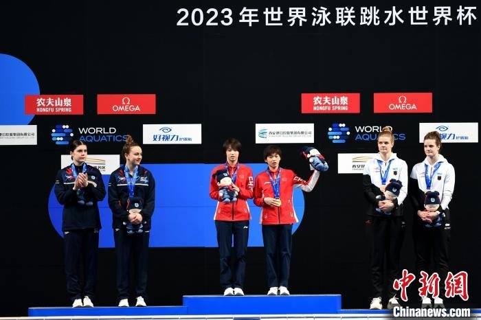 图为女子双人10米跳台颁奖仪式。 张远 摄