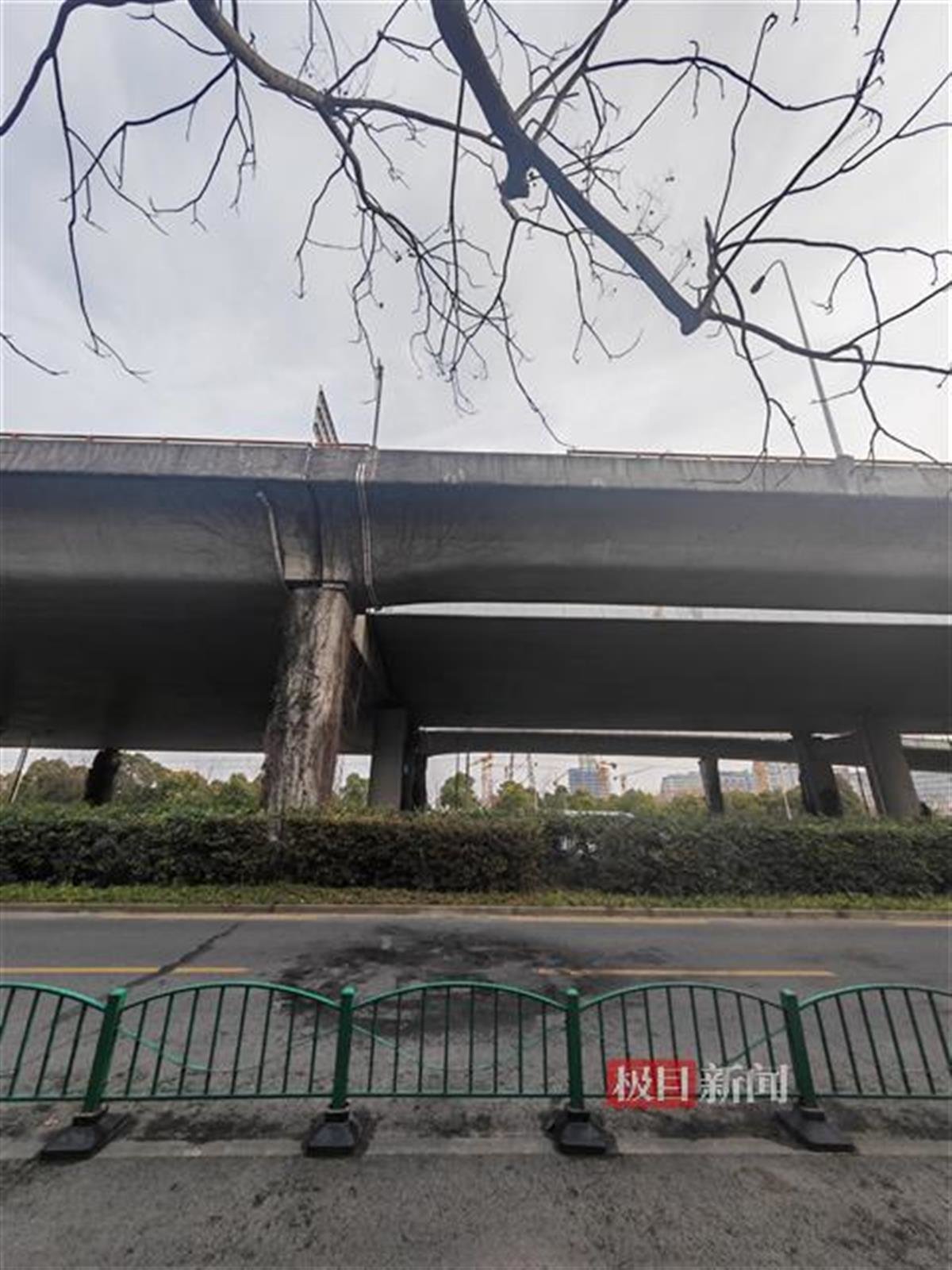 车辆起火翻落后在路面上留下的火烧痕迹