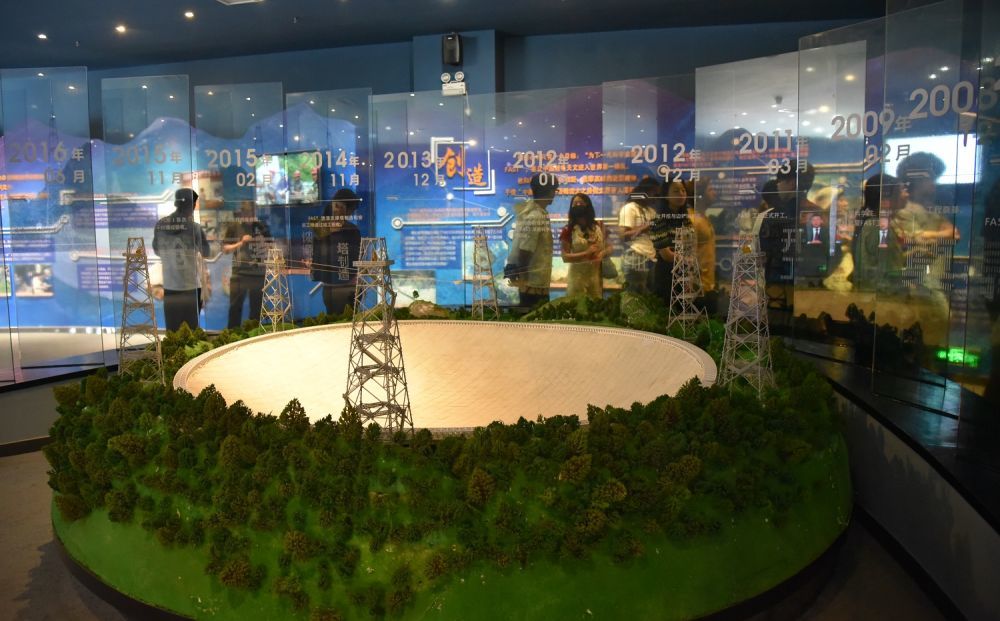 人们在贵州省平塘县参观“中国天眼”模型（2023年6月6日摄）。新华社记者 骆飞 摄