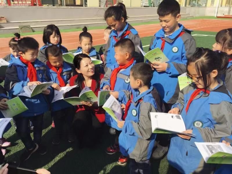 方燕向小学生们开展普法宣传。(受访者供图)