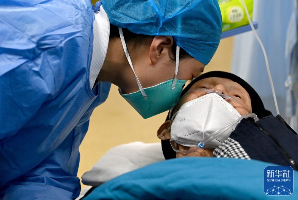 2022年12月31日，西安交通大学第一附属医院急诊科的医务人员靠近一名听力不好的患者进行问询。