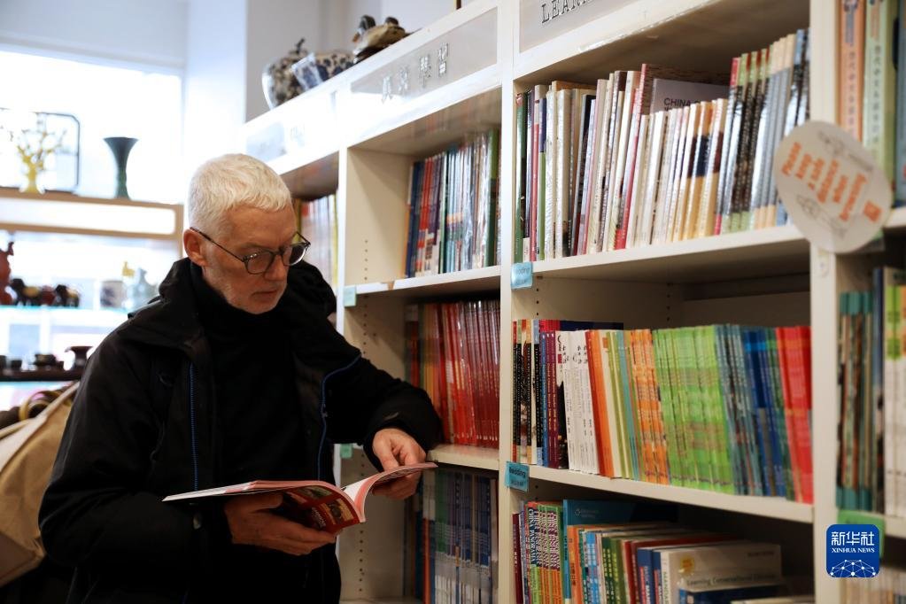 1月24日，66岁的马库斯·布罗德本特在位于英国伦敦的光华书店内阅读图书。新华社记者李颖摄