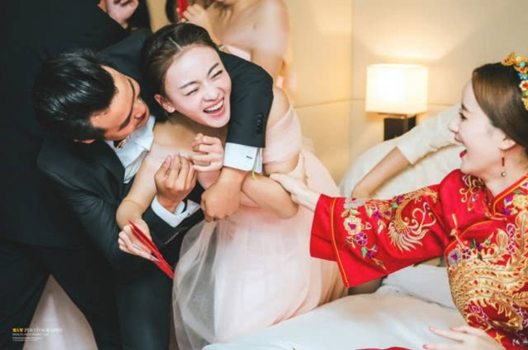 闹伴娘,骑新娘,这些婚闹陋习该改改了