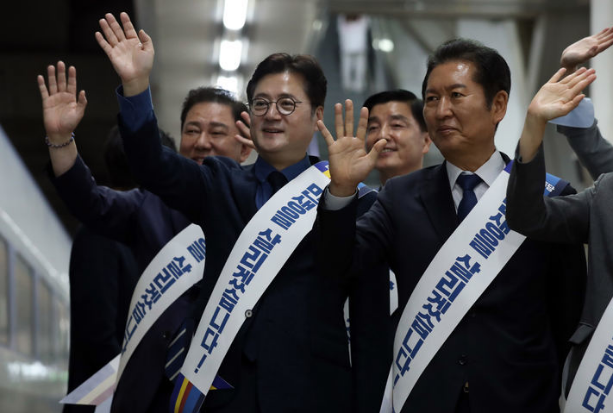 图为27日，共同民主党在韩国龙山站迎接返乡游子。图源：韩媒
