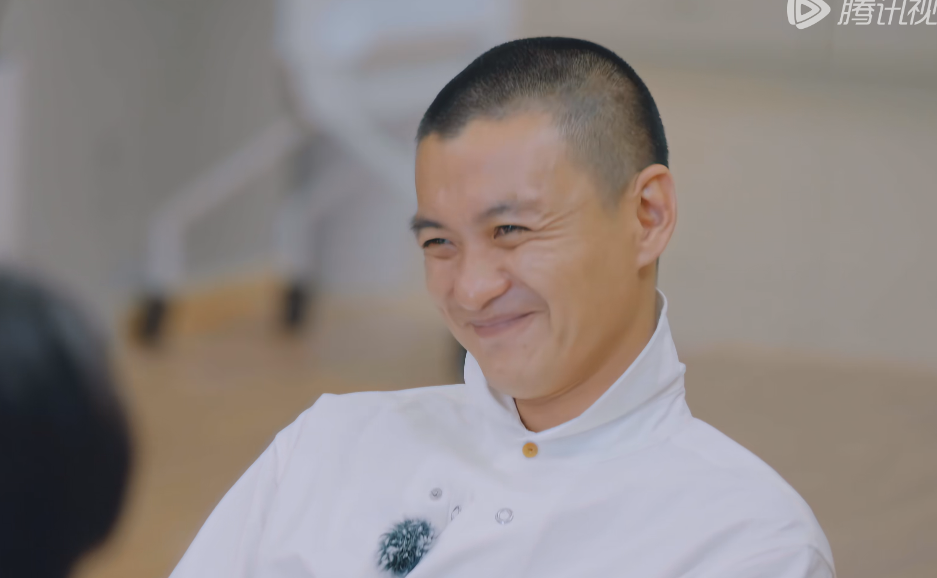 一句话都不说？以为她被孤立了…