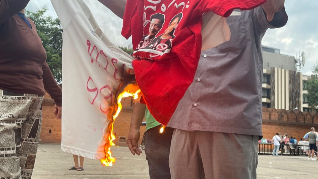 清迈的“红衫军”脱下红衫烧毁表达抗议。图源：泰国头条新闻