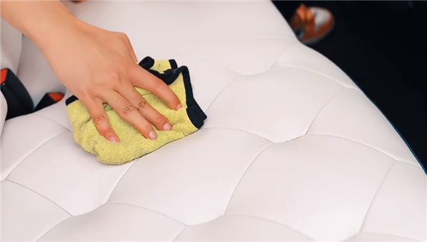 宝骏云朵白色沙发座椅耐不耐脏?官方倒可乐实测:一抹就净