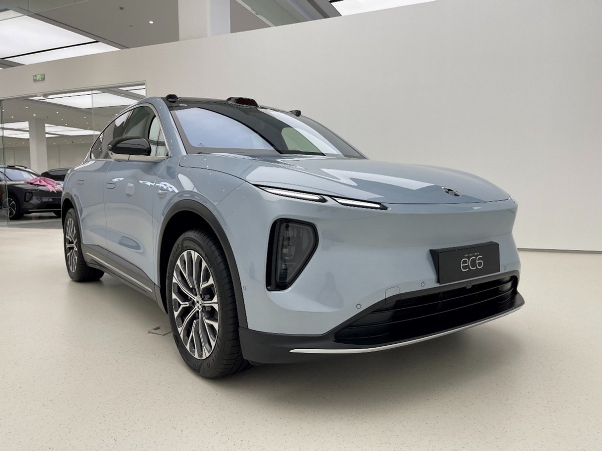ES6+2万元=轿跑SUV画风+电动尾翼,加速还更快,蔚来EC6到店实拍